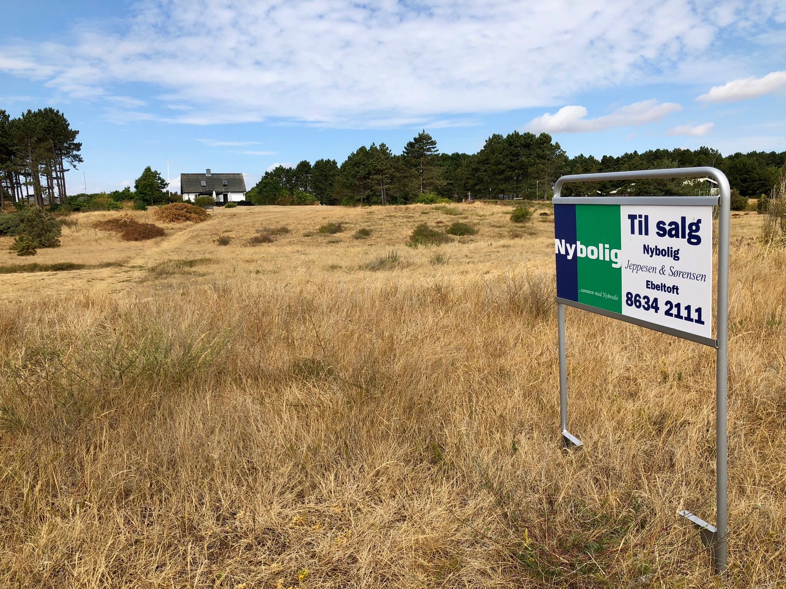 Sommerhaus am Meer zu verkaufen. Warum wohl? Und: Who cares?