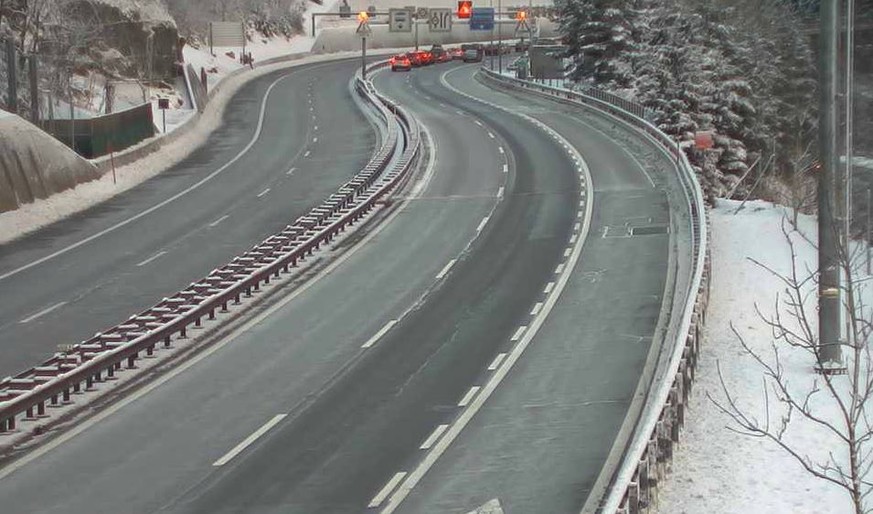 Der Gotthardtunnel ist derzeit gesperrt - vor dem Nordportal sind alle Ampeln auf rot.