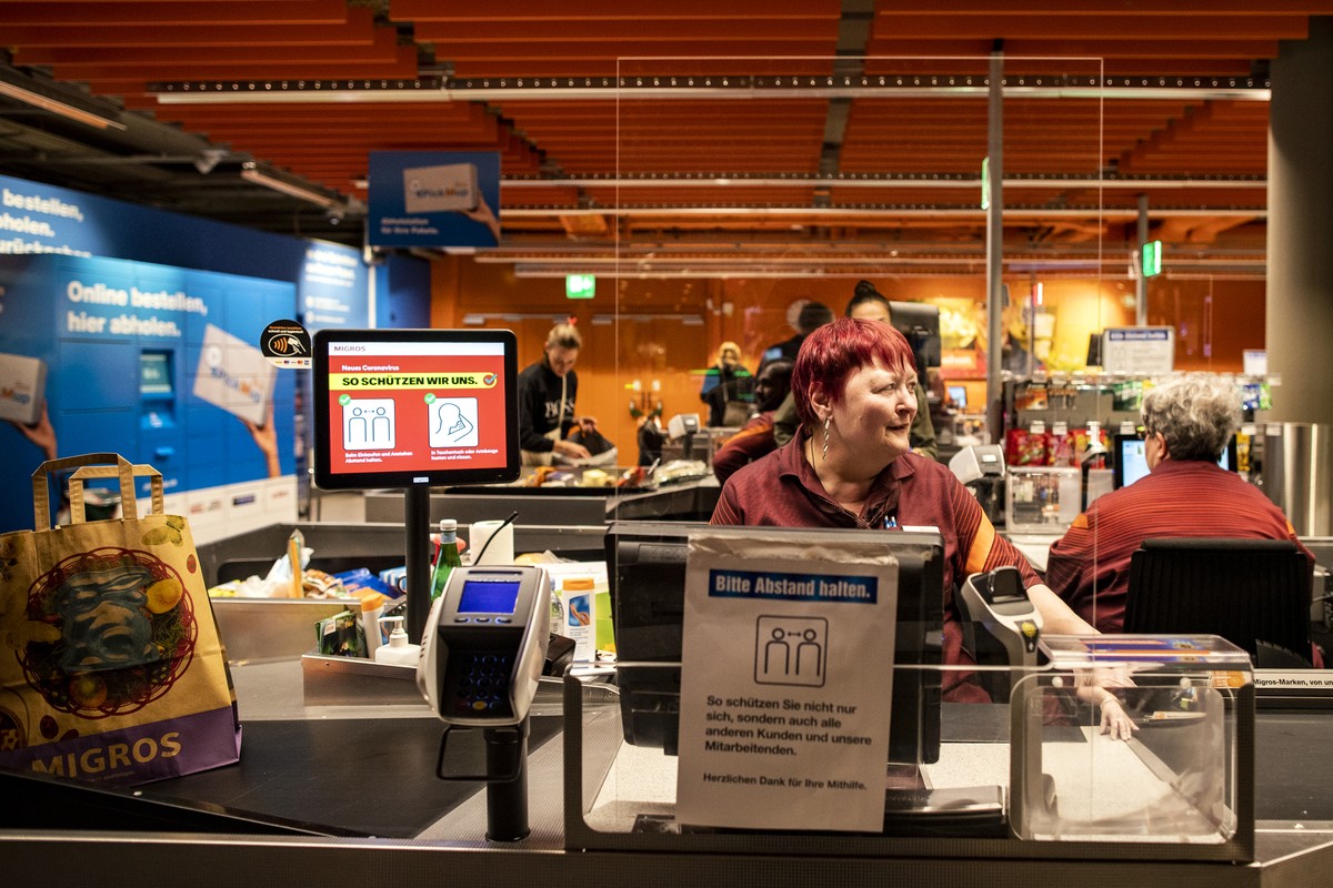 Cornelia Portenier arbeitet in der Migros am Limmatplatz in Zuerich, am Freitag, 20. Maerz 2020. (KEYSTONE/Alexandra Wey)