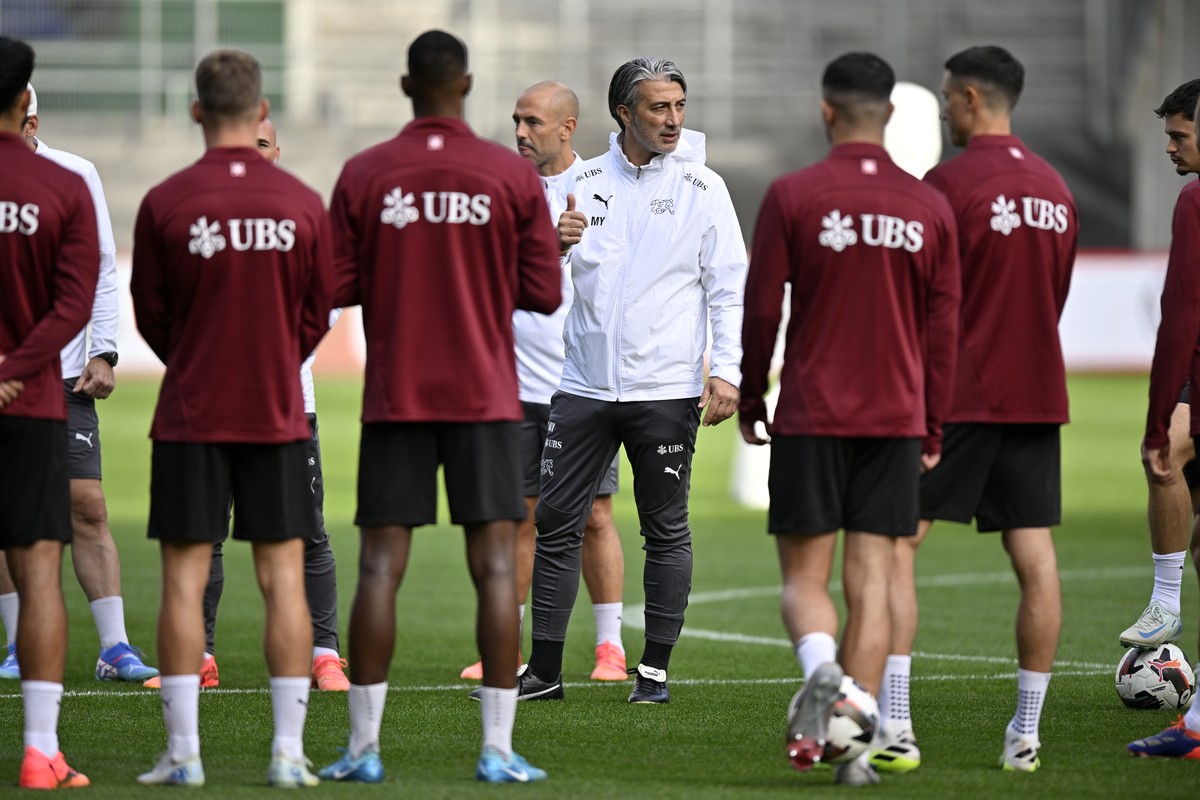 Nationaltrainer Murat Yakin beim Training der Schweizer Fussballnationalmannschaft im Kybunpark in St. Gallen am Montag, 7. Oktober 2024. (KEYSTONE/Walter Bieri)