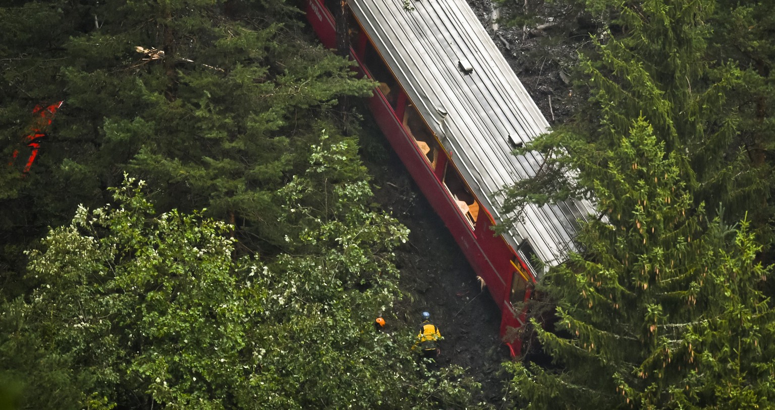 Ein Kran soll diesen RhB-Wagen wieder auf die Geleise hieven.