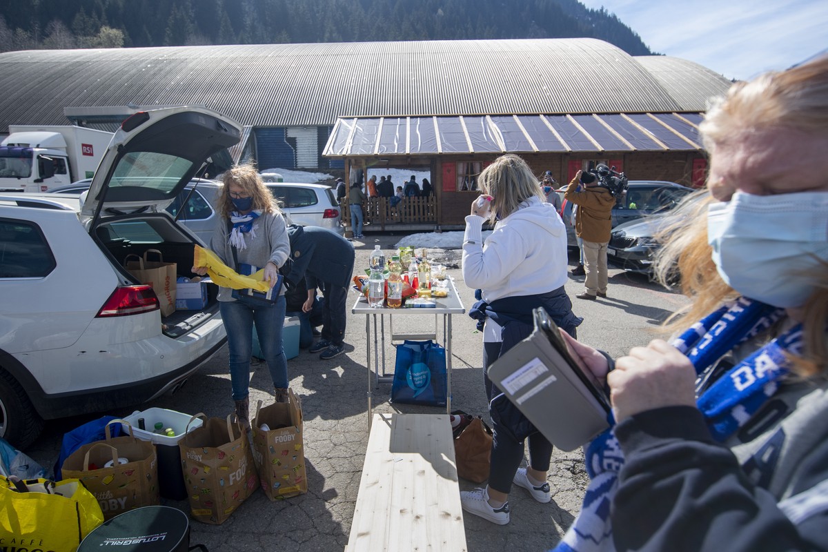 Fans versammeln sich vor der Valascia Eishalle in Ambri am Montag, 5. April 2021. Mit dem Spiel Ambri-Piotta gegen HC Fribourg-Gotteron geht heute das letzte Spiel in der alten Valascia ueber die Bueh ...