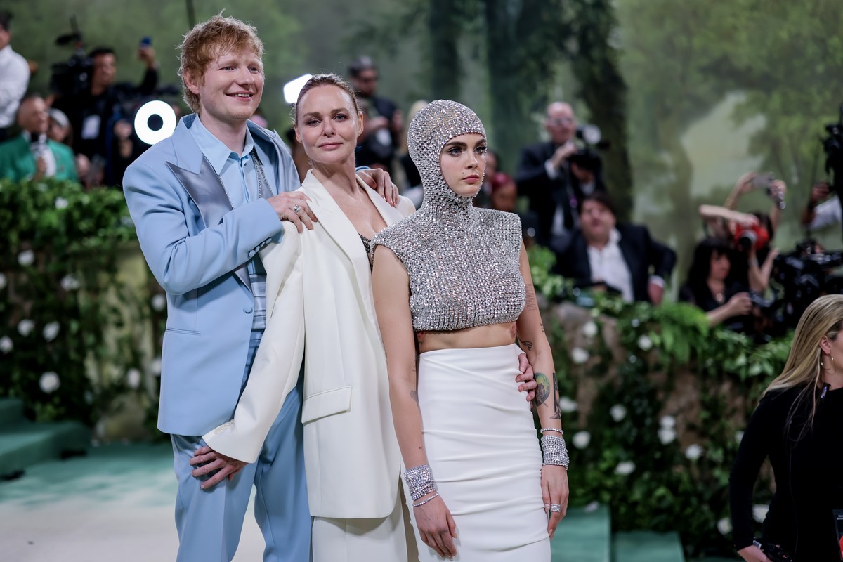 epa11323646 Ed Sheeran (L), Stella McCartney (C) and Cara Delevingne (R) arrive on the red carpet for the 2024 Met Gala, the annual benefit for the Metropolitan Museum of Art's Costume Institute, ...