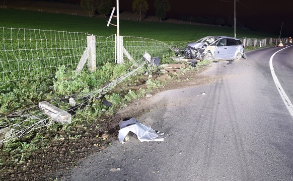 Auto rammt in Gunzwil Steinpfosten - zwei Verletzte