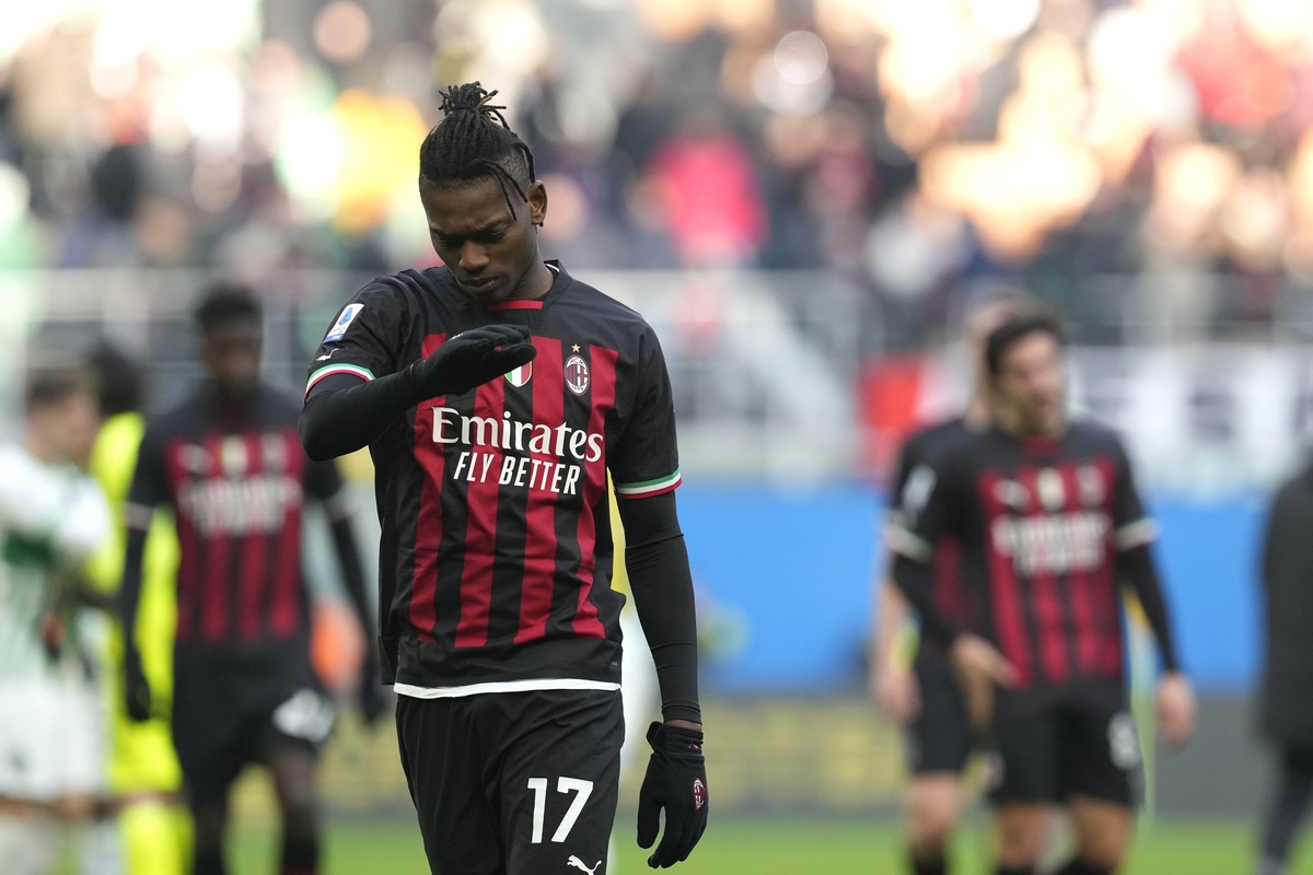 AC Milan's Rafael Leao reacts after losing a Serie A soccer match between AC Milan and Sassuolo at the San Siro stadium in Milan, Italy, Sunday, Jan. 29, 2023. (AP Photo/Antonio Calanni)