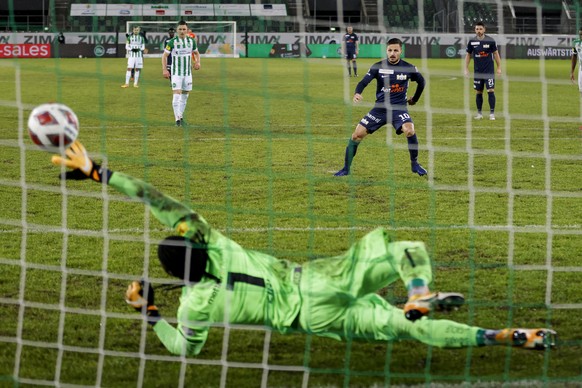 Zuerichs Antonio Marchesano trifft den Penalty zum 1:2 gegen St. Gallens Torhueter Lawrence Ati Zigi, waehrend dem Fussball-Qualifikationsspiel der Raiffeisen Super League zwischen dem FC St. Gallen u ...