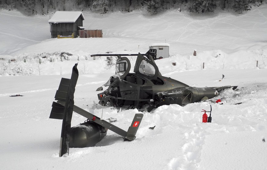 Der Helikopter wurde beim Absturz am 18. Dezember 2021 in Unteriberg SZ stark beschädigt.