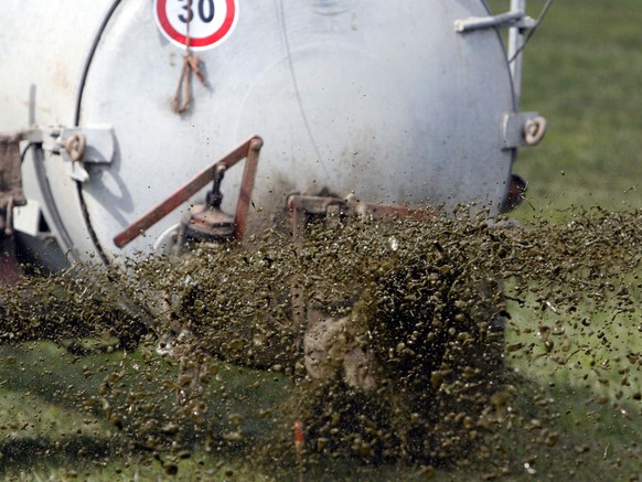 Ein Landwirt nutzt am Montag, 23. Maerz 2009, in Oberdorf im Kanton Nidwalden nach der kalten Zeit den ersten trockenen Tag, um Guelle auf die Felder zu bringen. (KEYSTONE/Urs Flueeler) Die Landwirte  ...