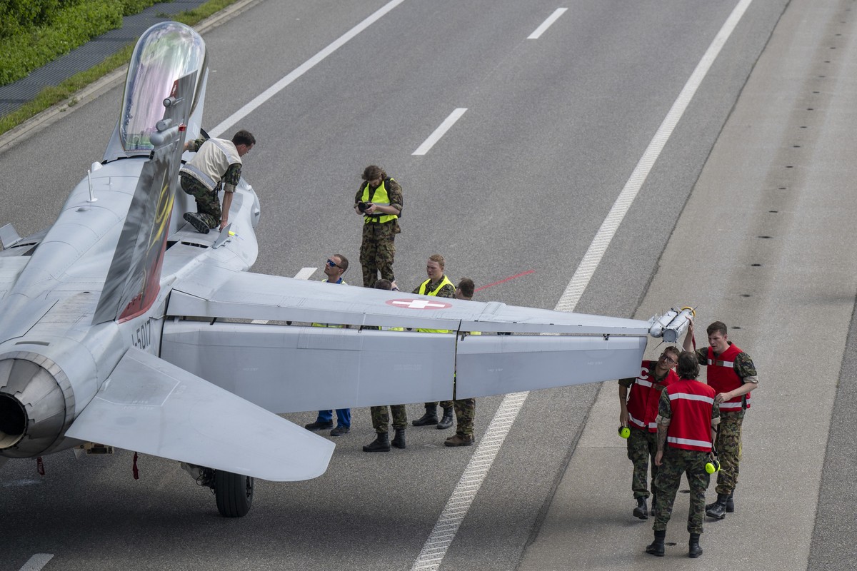 Ein gelandetes Kampfflugzeuge vom Typ F/A-18 wird.gewartet auf dem Autobahnabschnitt A1bei der Armeeuebeung Alpha Uno, am Mittwoch, 5. Juni 2024, auf dem Autobahnabschnitt A1 in Payerne. Seit den 70er ...