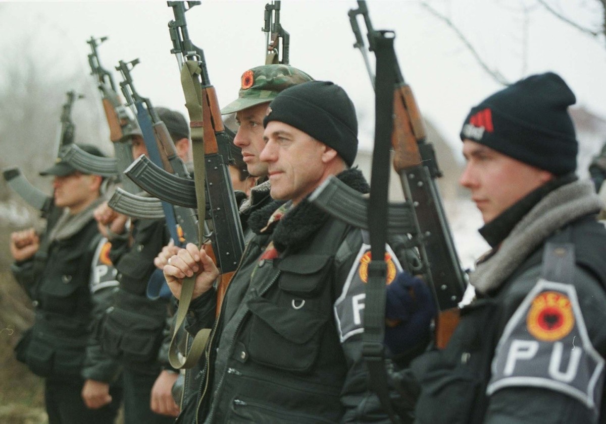 Des rebelles de l'Armée de libération du Kosovo dans le village de Dragobilje.