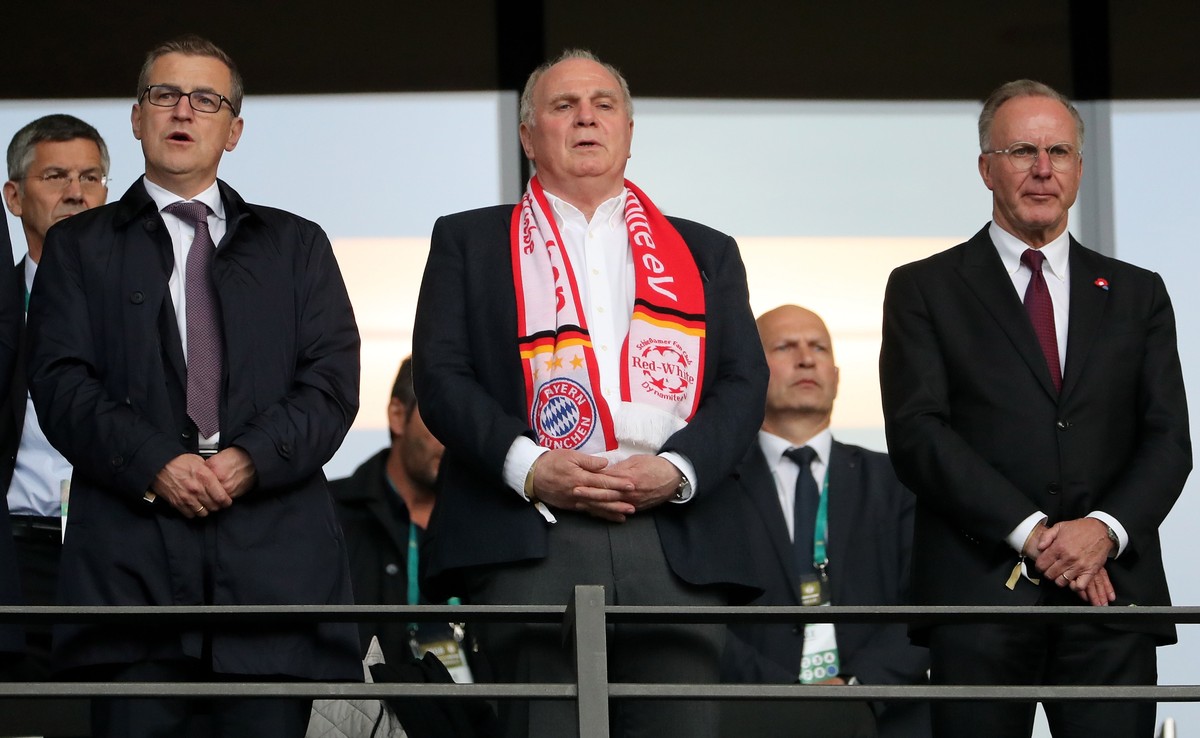epa07600255 Bayern's president Uli Hoeness (C), Bayern Munich deputy chariman Jan-Christian Dreesen (L) and Bayern's chairman of the board Karl-Heinz Rummenigge (R) before the German DFB Cup ...