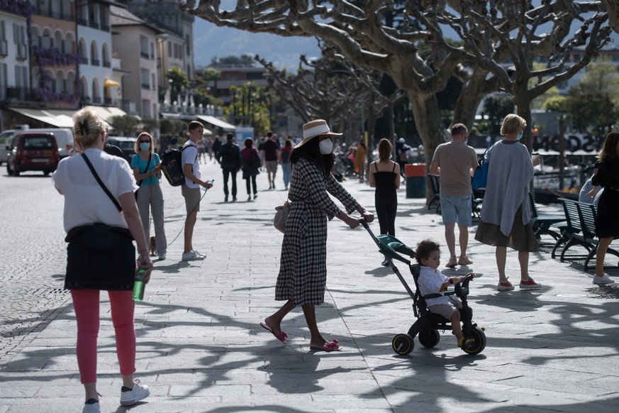 Leute flanieren am Seeufer von Ascona waehrend der Osterfeiertage, am Karfreitag, 2. April 2021. Auf dem gesamten Gebiet der Altstadt und des Seeufers gilt eine Maskenpflicht. (KEYSTONE/Ti-Press/Aless ...