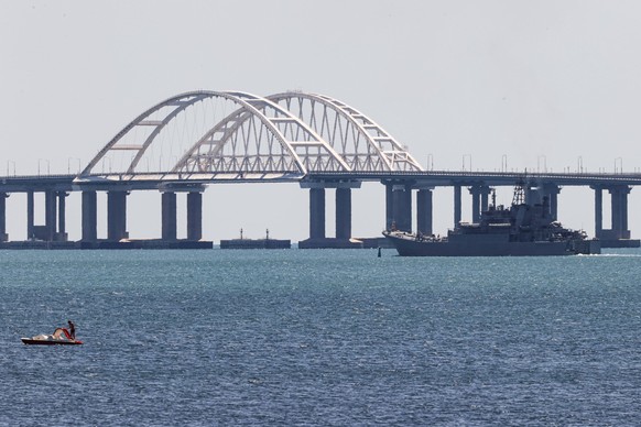 Russia: Bridge linking Crimea to mainland Russia RUSSIA, REPUBLIC OF CRIMEA - JULY 17, 2023: A dock landing ship of the Russian Navy is pictured near a road-rail bridge across the Kerch Strait linking ...