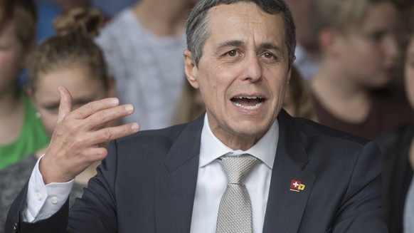 Der Tessiner Bundesrat Ignazio Cassis haelt eine Rede im Bahnhof Altdorf bei seiner Begruessung durch die Urner Regierung, Gaeste und die Urner Bevoelkerung, bei seinem Zwischenhalt auf der Zugsreise  ...