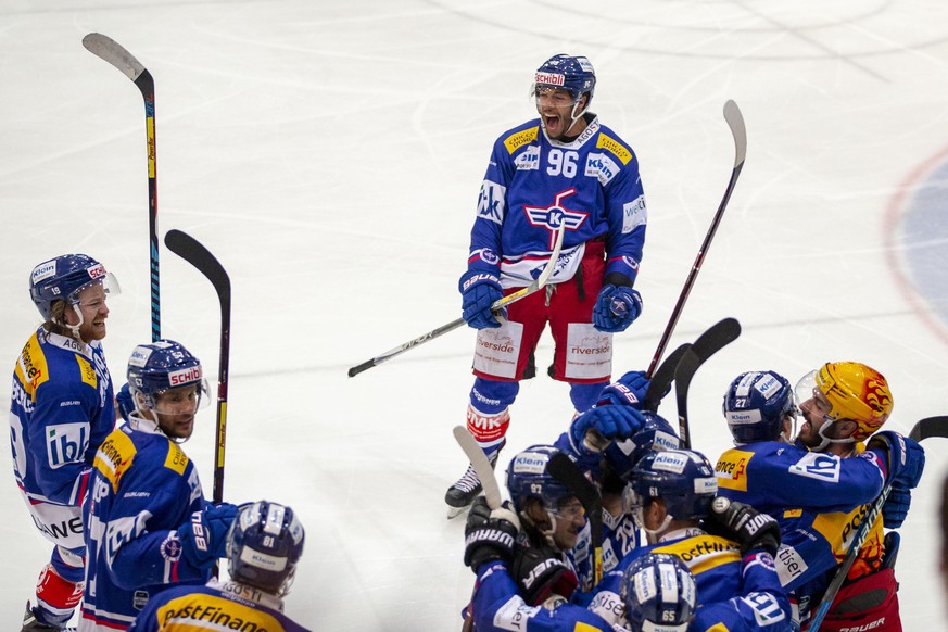 EHC Kloten Verteidiger Edson Harlacher, Mitte, freut sich mit seinen Mitspielern ueber den 4-3 Sieg in der ersten Verlaengerung im fuenften Eishockey Spiel der Ligaqualifikation der National League zw ...