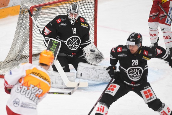 From left, Lakers&#039;s player Tyler Moy, Lugano?s goalkeeper Mikko Koskinen and Lugano?s player Samuel Guerra, during the preliminary round game of National League A (NLA) Swiss Championship 2022/23 ...