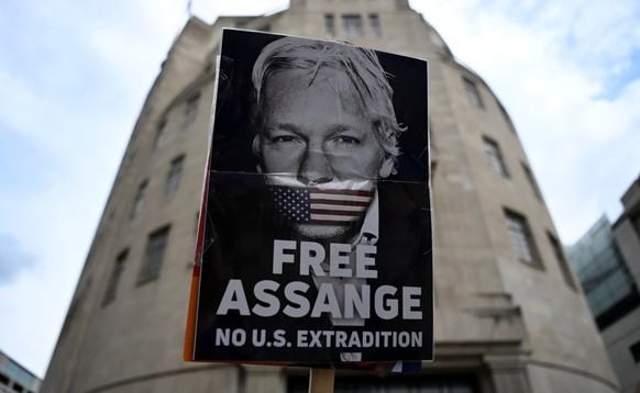 epa10020334 A protester demonstrates against Julian Assange&#039;s extradition to the US in central London, Britain, 18 June 2022. The UK government has announced it plans to extradite WikiLeaks found ...