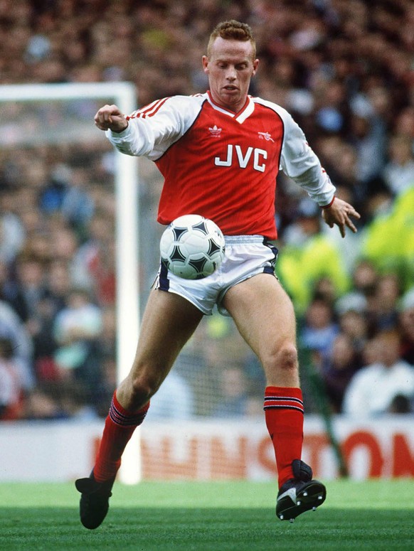 Bildnummer: 02697191 Datum: 14.10.1989 Copyright: imago/Colorsport
Perry Groves (Arsenal) am Ball - PUBLICATIONxINxGERxSUIxAUTxHUNxUSAxONLY; Vdia, hoch, Freisteller English Football League First Divis ...