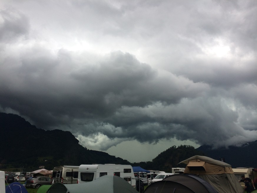 Donner, Blitze, Hagel: Heftige Sturmfront peitscht über die Schweiz
Grüess vom Greenfield und schös Weekend 🤘