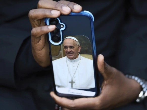 Der Papst ist überall – sogar auf der Handyhülle.