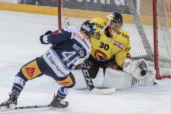 Lino Martschini, links, von Zug im Spiel gegen Torhueter Leonardo Genoni, rechts, von Bern beim Eishockey Meisterschaftsspiel in der Qualifikation der National League zwischen dem EV Zug und dem SC Be ...