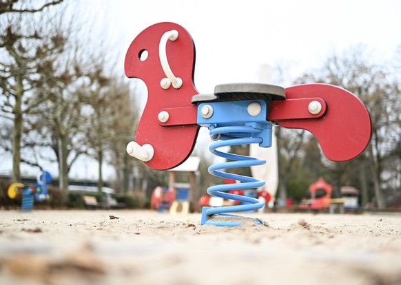 PRODUKTION - 11.12.2024, Hessen, Frankfurt/Main: Eine Federwippe f�r Kleinkinder steht auf einem Kinderspielplatz am Frankfurter Mainufer. (zu dpa: ��l auf Rutschen und Sandkasten gekippt - Spielplatz ...