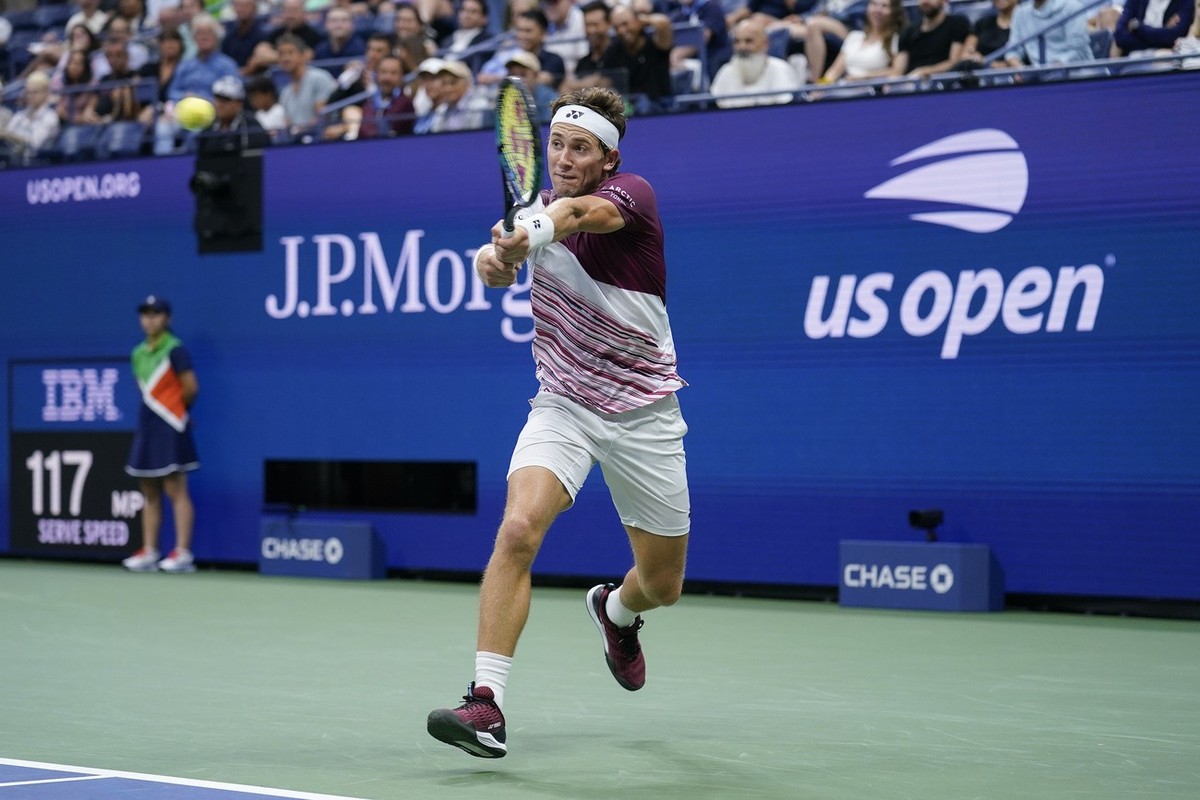 Casper Ruud, of Norway, returns a shot to Matteo Berrettini, of Italy, during the quarterfinals of the U.S. Open tennis championships, Tuesday, Sept. 6, 2022, in New York. (AP Photo/Seth Wenig)