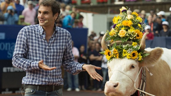 Swiss tennis player Roger Federer with his cow &quot;Desiree&quot; during a welcomes ceremony at the Suisse Open tennis tournament in Gstaad, Switzerland, Tuesday, July 23, 2013. (KEYSTONE/Peter Schne ...