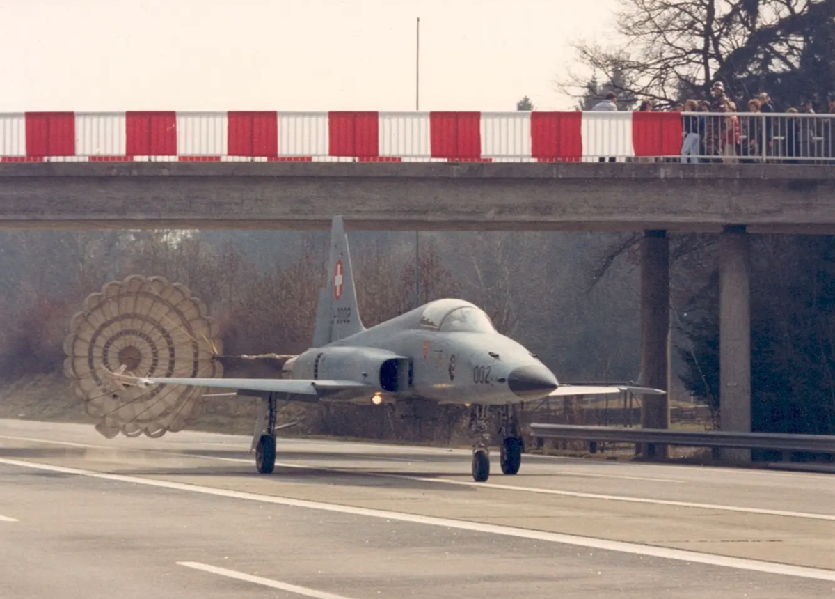 Des avions de combat vont atterrir sur l'autoroute en Suisse: un ancien pilote raconte
