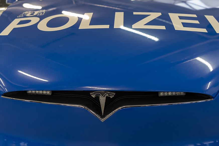Ein Tesla X 100D, Bestandteil der erneuerten Flotte der Alarmpikett-Fahrzeuge der Kantonspolizei Basel-Stadt, fotografiert in Basel am Donnerstag, 6. Dezember 2018. (KEYSTONE/Georgios Kefalas)