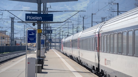 Der Bahnhof in Flueelen im Kanton Uri am Donnerstag, 19. Maerz 2020 ist wegen dem Coronavirus nicht, oder nur sehr leicht bevoelkert. (KEYSTONE/Urs Flueeler)