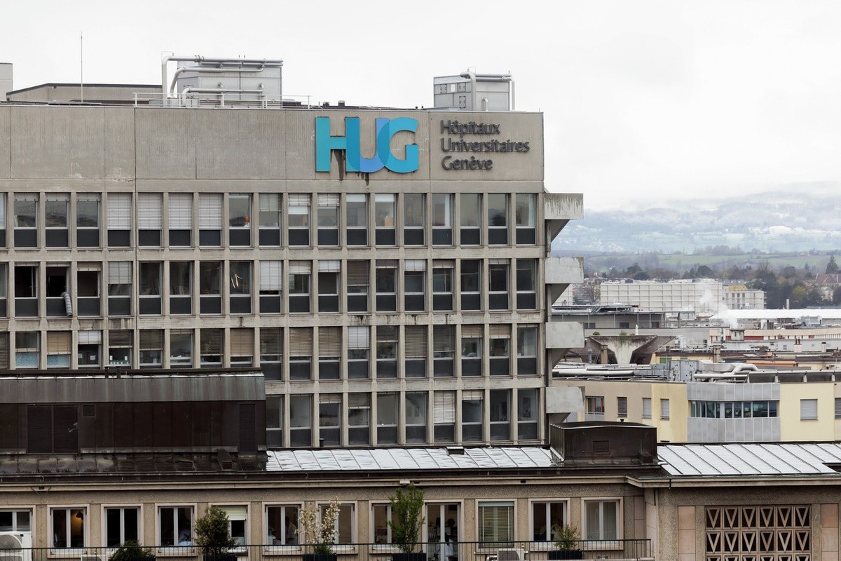 Le logo des Hopitaux universitaires de Geneve (HUG) sur la batiment de l'hôpital cantonal est photographie, ce mercredi 27 mars 2024 a Geneve. (KEYSTONE/Salvatore Di Nolfi)
