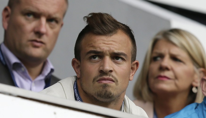 Xherdan Shaqiri beobachtet das Geschehen von der Tribüne.