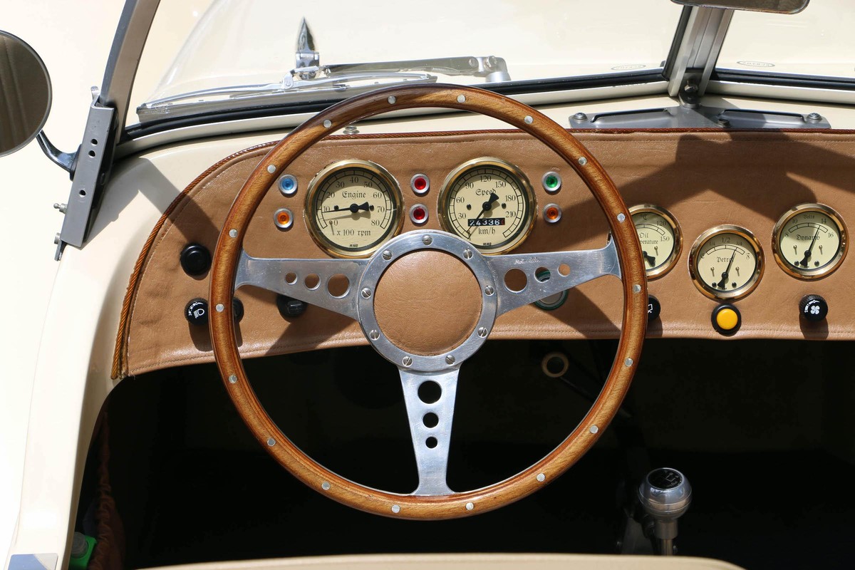 Burton Roadster Sotheby's Auktion Florida auto retro design https://rmsothebys.com/en/auctions/0521/open-roads--may/lots/r0036-1986-citro%C3%ABn-2cv-roadster-by-burton/1093444#