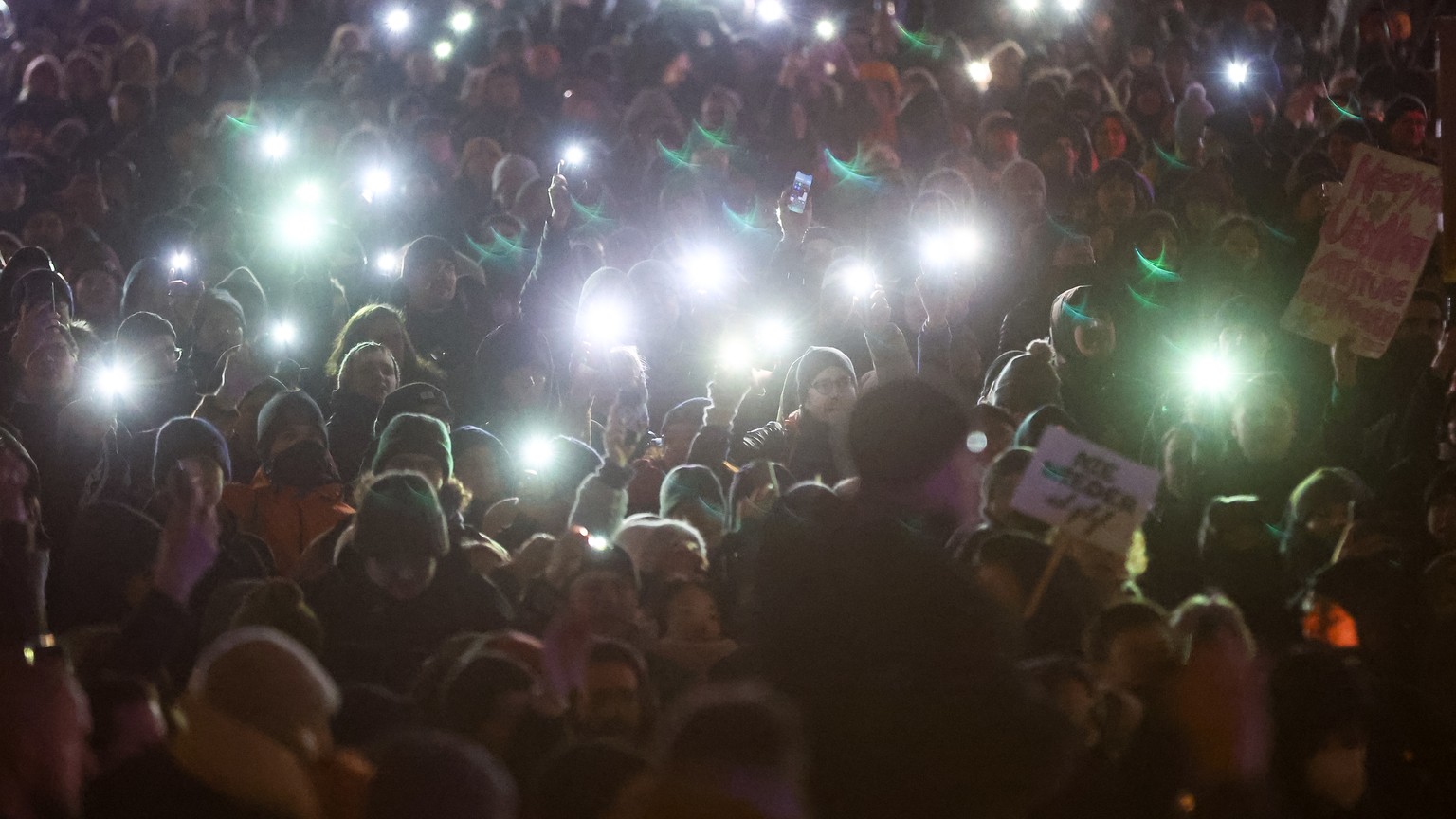 15.01.2024, Sachsen, Leipzig: Zahlreiche Teilnehmer leuchten mit den Taschenlampen ihrer Handys w