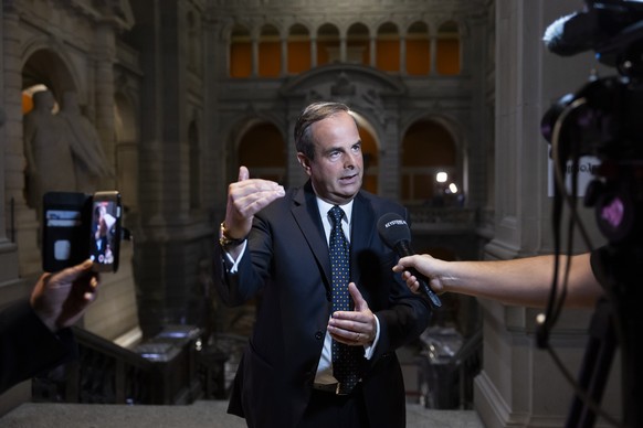 Gerhard Pfister, Parteipraesident Mitte, gibt ein Interview in der Eingangshalle des Bundeshaueses am Wahltag der Eidgenoessischen Parlamentswahlen, am Sonntag, 22. Oktober 2023 im Bundeshaus in Bern. ...