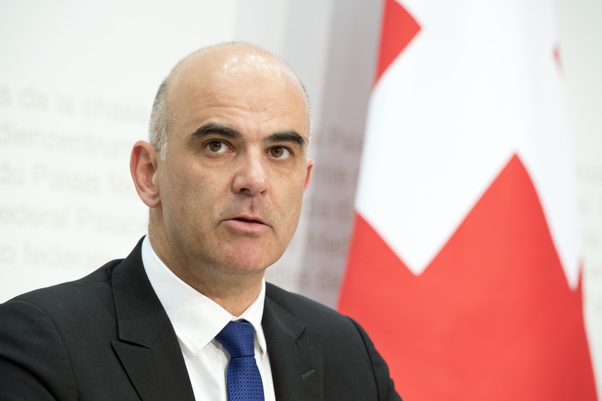 Bundesrat Alain Berset spricht an einer Medienkonferenz ueber die Krankenkassenpraemien 2018, am Donnerstag, 28. September 2017, im Medienzentrum Bundeshaus in Bern. (KEYSTONE/Anthony Anex)