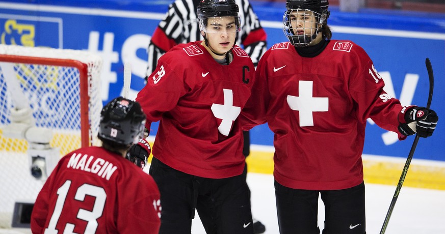 30.12.2015; Helsinki; Eishockey U20 WM - USA - Schweiz; 
Denis Malgin, Timo Meier und Nico Hischier (SUI) nach dem Tor zum 6:1 
(Joel Marklund/Bildbyran/freshfocus)