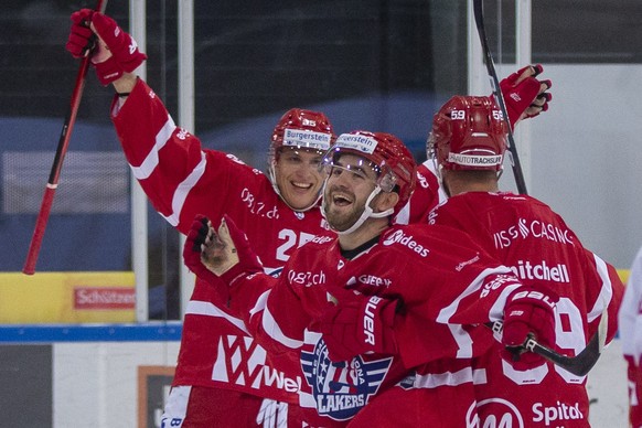 SC Rapperswil-Jona Lakers Stuermer Gian-Marco Wetter, Mitte, feiert seinen Treffer zum 2-0 waehrend dem Eishockey-Meisterschaftsspiel der National League zwischen den SC Rapperswil-Jona Lakers und Lau ...