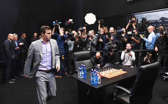 epa07195076 Norway's World Chess Champion Magnus Carlsen (front L) arrives to play against US challenger Fabiano Caruana at the tie-break game during the World Chess Championship 2018 in London, Britain, 28 November 2018.  EPA/FACUNDO ARRIZABALAGA