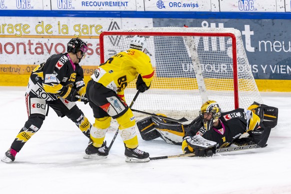 Ajoies Torhueter Tim Wolf, rechts, wehrt einen Puck ab beim Eishockey-Qualifikationsspiel der National League zwischen dem HC Ajoie und dem SC Bern in der Raiffeisen Arena in Porrentruy, am Dienstag,  ...