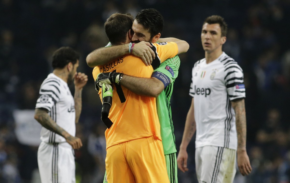 Soccer Football - FC Porto v Juventus - UEFA Champions League Round of 16 First Leg - Dragao Stadium, Porto, Portugal - 22/2/17 Juventus' Gianluigi Buffon with FC Porto's Iker Casillas after ...
