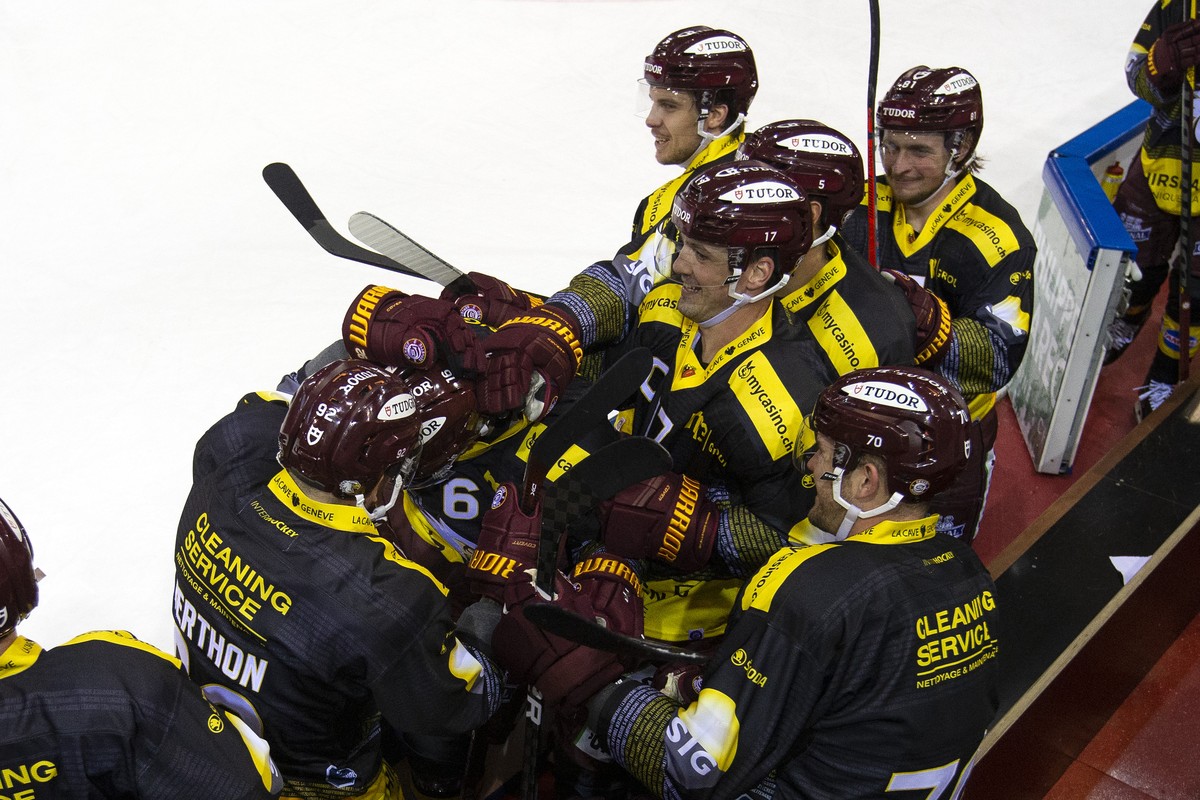 Geneve-Servette's players celebrate their qualifying for the play-off after beating Lugano, during a National League regular season game of the Swiss Championship between Geneve-Servette HC and H ...