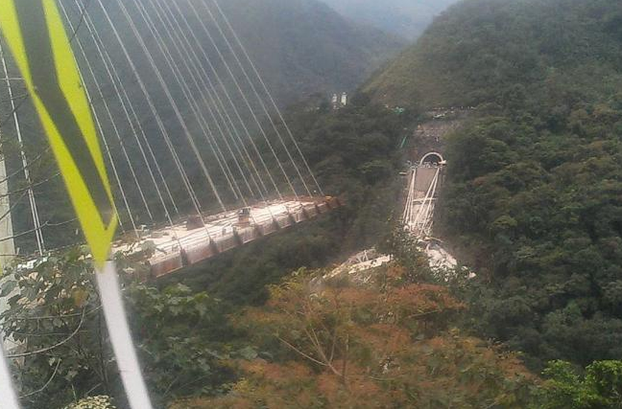 Ein Teil der Brücke stürzte in die Tiefe.&nbsp;