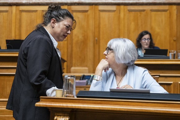 Elisabeth Baume-Schneider, rechts, diskutiert mit Tamara Funiciello, SP-BE, an der Sommersession der Eidgenoessischen Raete, am Mittwoch, 3. Juni 2026 im Nationalrat in Bern. (KEYSTONE/Alessandro dell ...