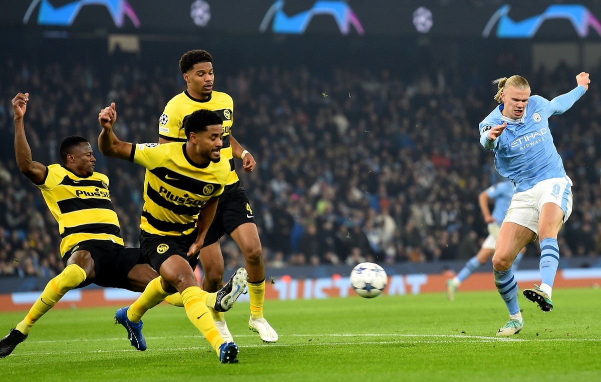 epa10963461 Erling Haaland (R) of Manchester City scores his second goal during the UEFA Champions League Group G match between Manchester City and Young Boys Bern, in Manchester, Britain, 07 November ...
