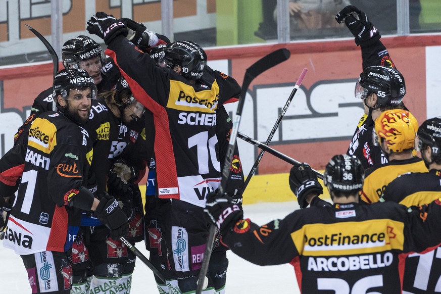 Berns Eric Blum, 3. von links, jubelt nach seinem Tor zum 4:3 in der Overtime mit seiner Mannschaft im Eishockey-Meisterschaftsspiel der National League zwischen dem SC Bern und den ZSC Lions, am Frei ...