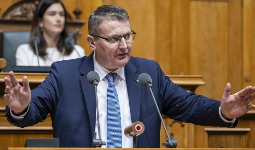 Thomas Burgherr, SVP-AG, rechts, vor der ersten Vizepraesidentin des Nationalrats, Maja Riniker, FDP-AG, begruendet seinen Vorstoss an der Fruehjahrssession der Eidgenoessischen Raete, am Mittwoch, 13 ...