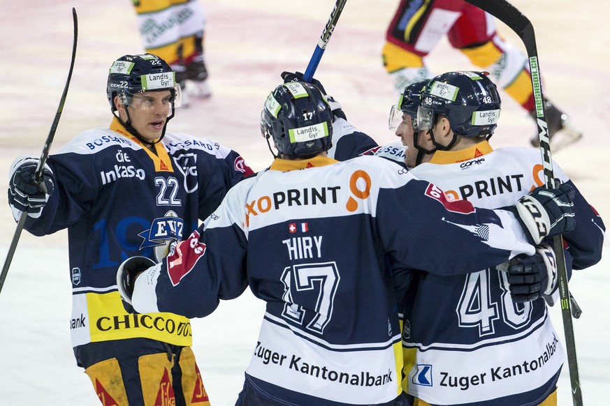 Die Zuger mit Zugs Santeri Alatalo, links, jubeln beim Eishockeyspiel der National League zwischen dem EV Zug und den SCL Tigers, am Freitag, 2. Februar 2018, in der Bossard Arena in Zug. (KEYSTONE/Al ...