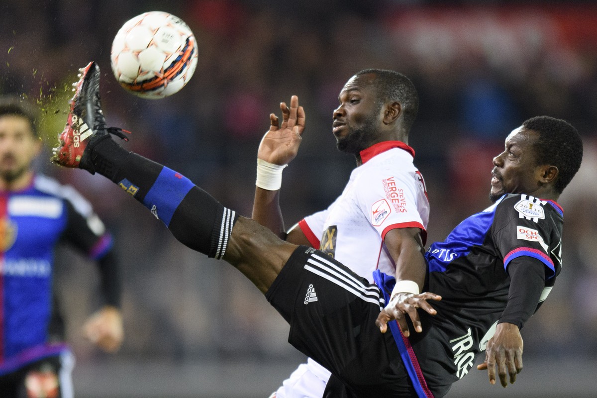 Le joueur valaisan Moussa Konate, gauche, lutte pour le ballon avec le joueur balois Adama Traore, droite, lors de la rencontre de football de Super League entre le FC Sion et le FC Bale ce dimanche,  ...